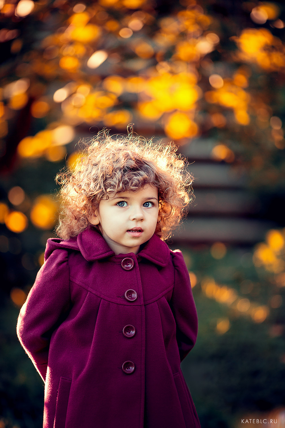 осенний портрет девочки в парке. детский фотограф катрин белоцерковская