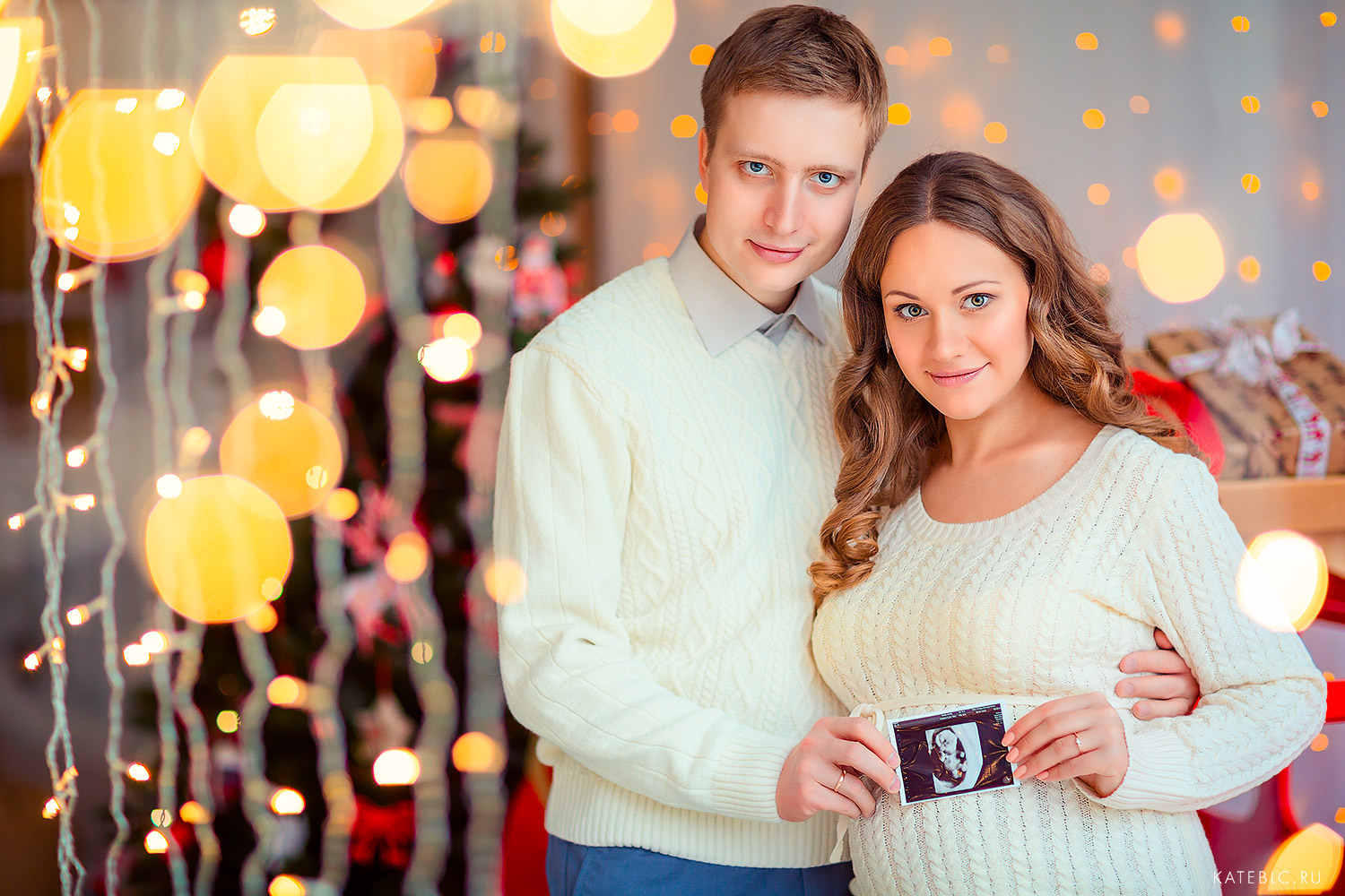 Беременная фотосессия с мужем в студии Новогодняя